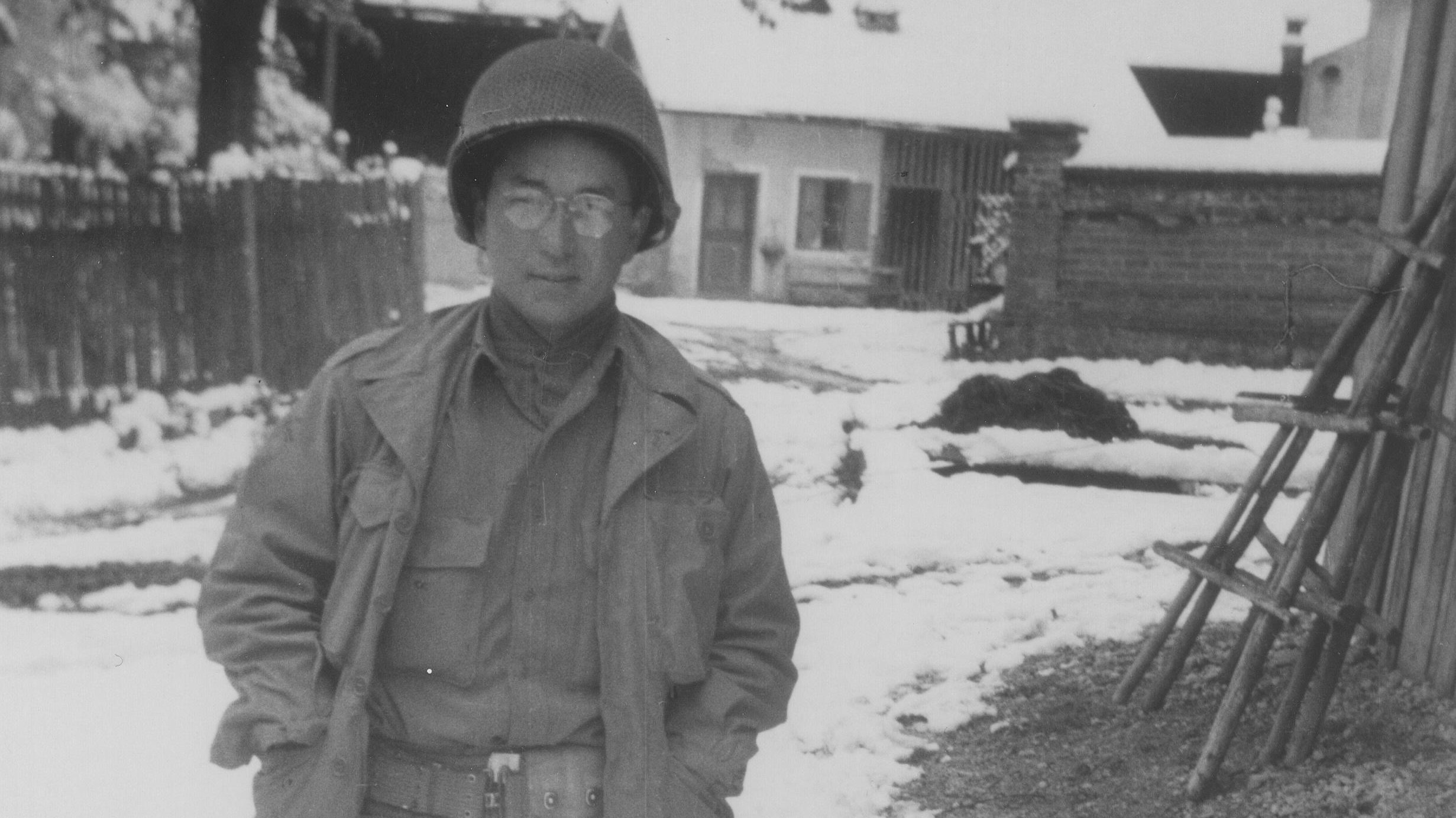 Ein japanisch-amerikanischer Soldat des 522. Feldartilleriebataillons posiert draußen im Schnee in Waakirchen.
